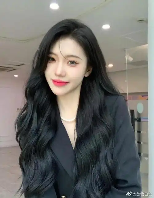今日发型 #黑色发色搭配纯欲风格的法式烫发,真的是绝绝子!