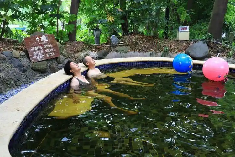 有时候不想出门那就躲在酒店里泡泡峨眉山的天然汤泉吧温泉水不仅放松