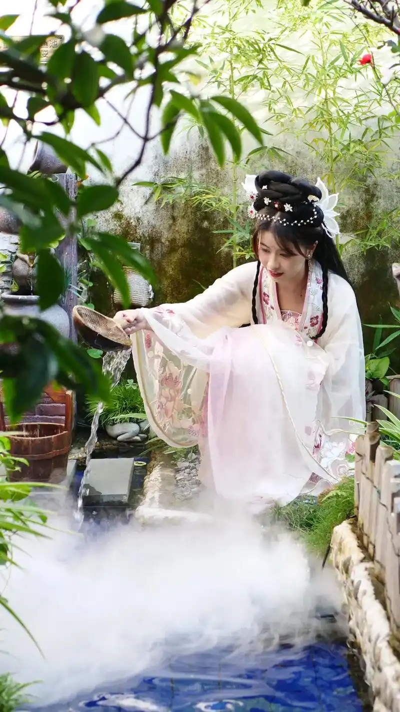 慢品人间烟火色,闲观万事岁月长#古风少女 #古装摄影 - 抖音