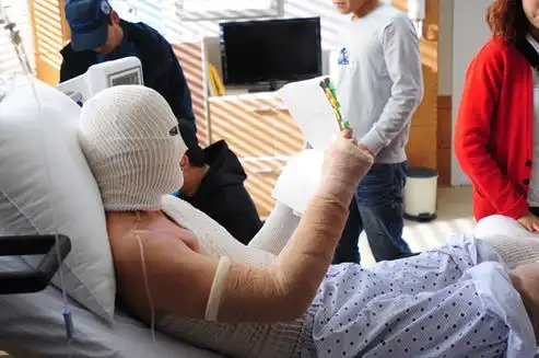 韩剧《幽灵》崔丹尼尔全身打石膏的照片成为话题