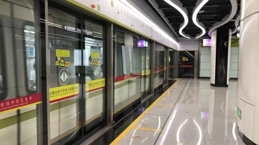 广州地铁13号线009010裕丰围往鱼珠方向进站