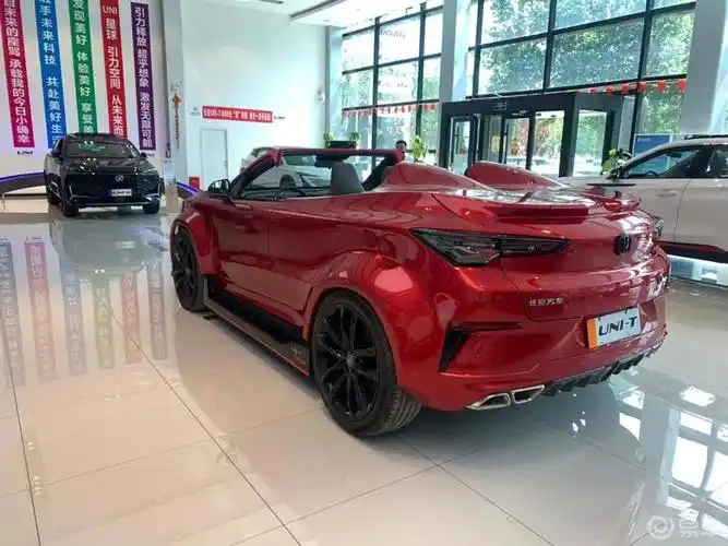 靓车长安unit敞篷车看手机直播的时候突然间看到一个红色的敞篷车特别