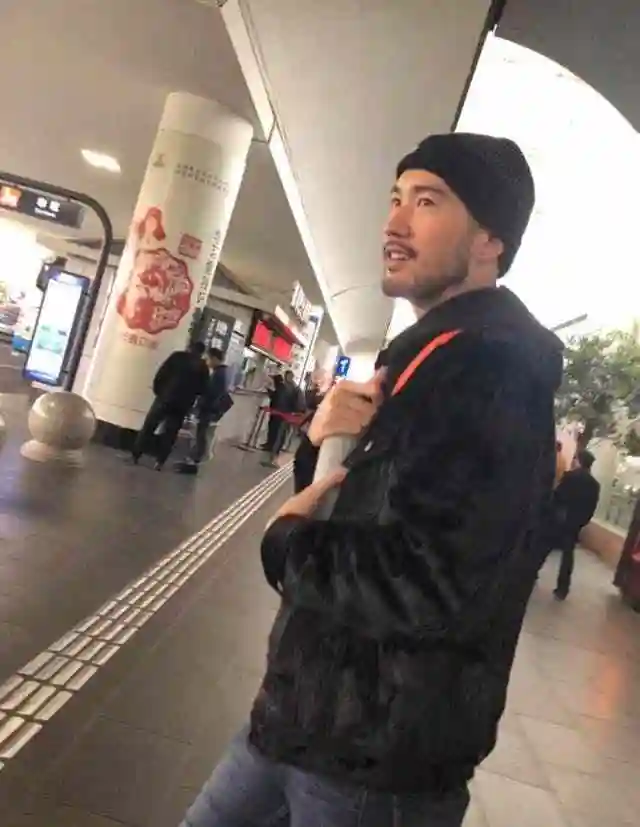 这一挥手就是永别高以翔最后机场照片曝光亲切向粉丝说再见