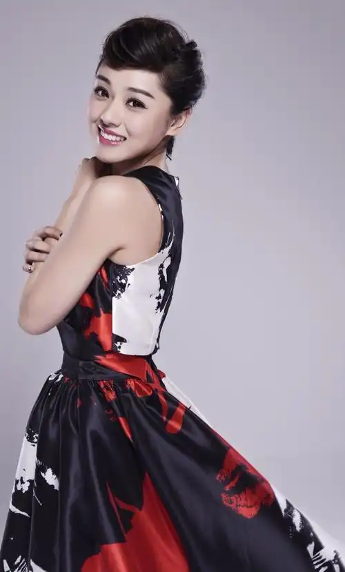 形象大使 杨琨 获奖荣誉: 杭州国际女子马拉松形象大使 个人风采