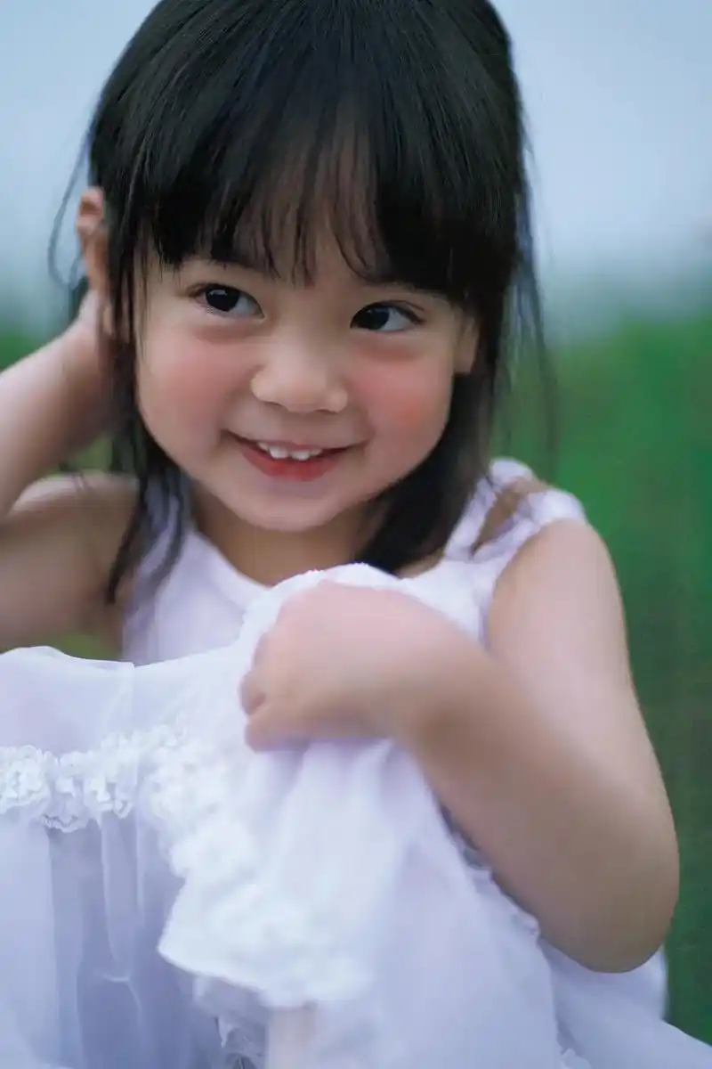 决绝子的三岁女儿写真照,我真的吃女儿的颜91 一条复古小裙子 - 抖