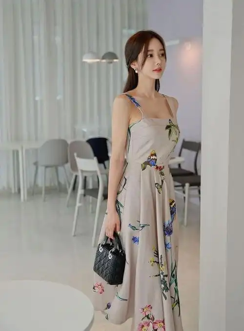 美女穿连衣裙清新自然彰显优雅女人味