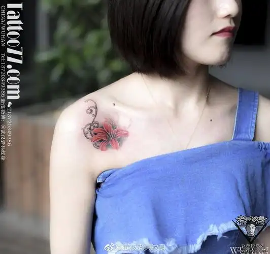 锁骨色彩彼岸花纹身图案