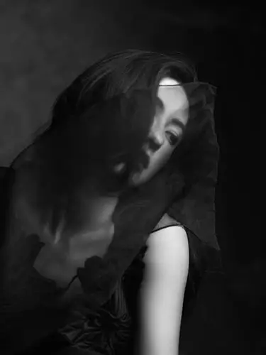 张柏芝黑白大片展示静谧之美