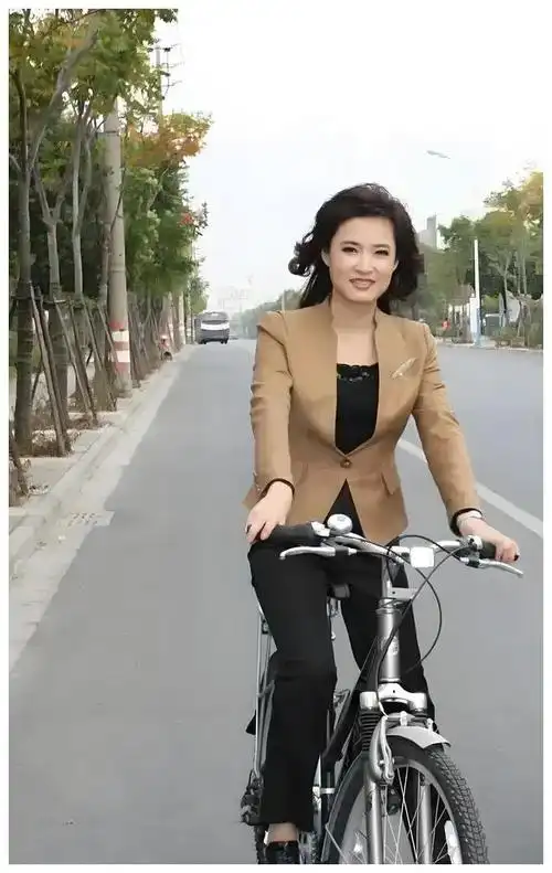 原来央视主持人桑晨原来是这位大明星的后代,难怪颜值这么高!