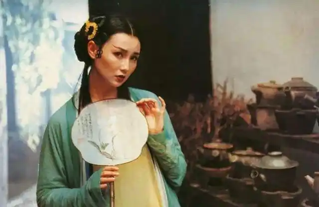 青蛇里李碧华为何把小青定为主角白素贞和许仙反而不重要