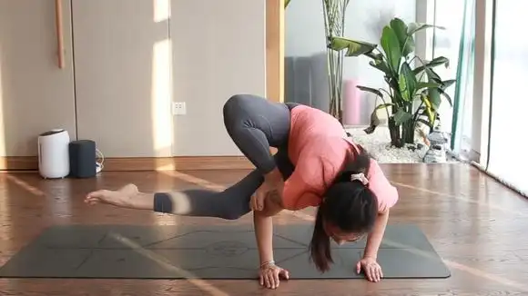 想要解锁更难的瑜伽体式?来试试这个蜻蜓式,减脂塑形更加有效