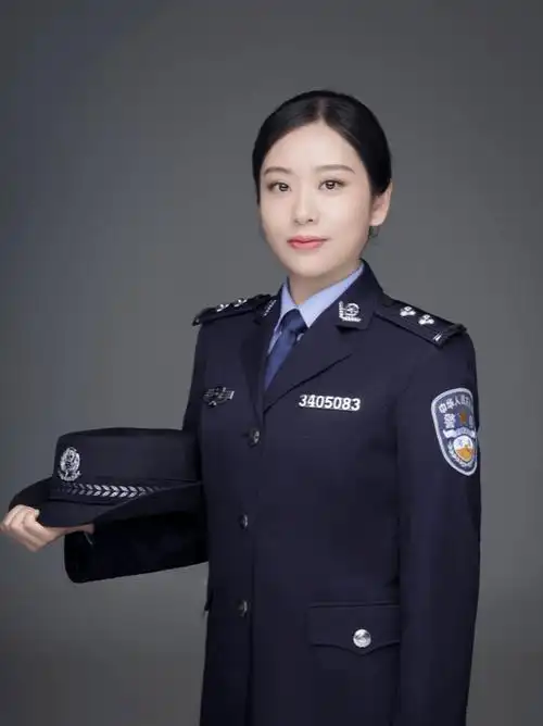 2021年3月11日我第一次穿上警服,在警旗前举起右手,和同一批招录的三