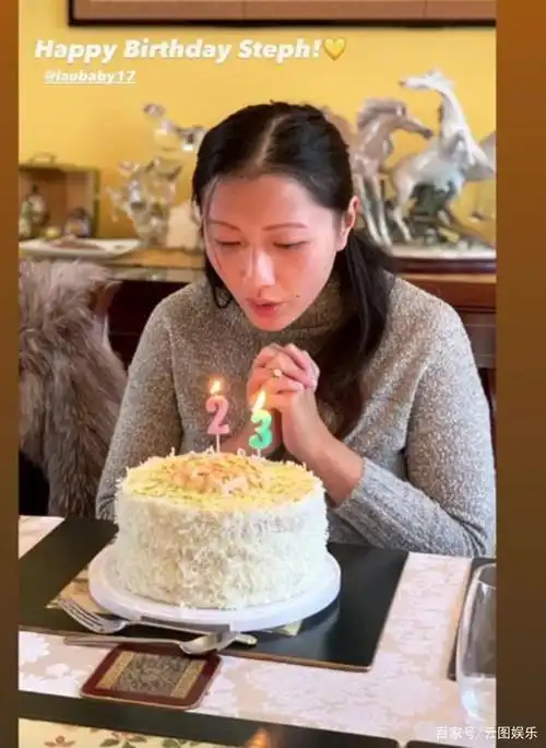 曝光的照片中,霍启刚堂妹霍咏诗,杨永晴这两位豪门千金也惊喜亮相了