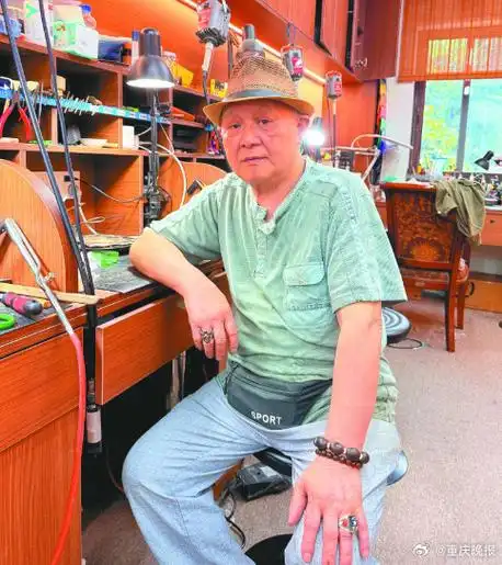 【#76岁老人凭一手花丝镶嵌走红#】76岁的李昌义是重庆市非物质文化