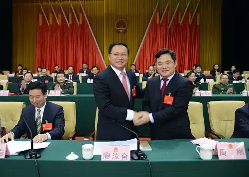 市委书记廖汝奋向新当选的周刚市长表示祝贺.