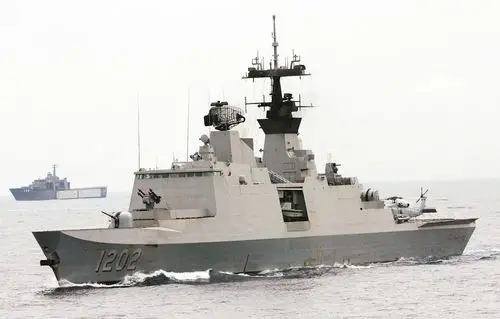 被辽宁舰反向监控的台军拉法叶级巡防舰康定舰资料图片