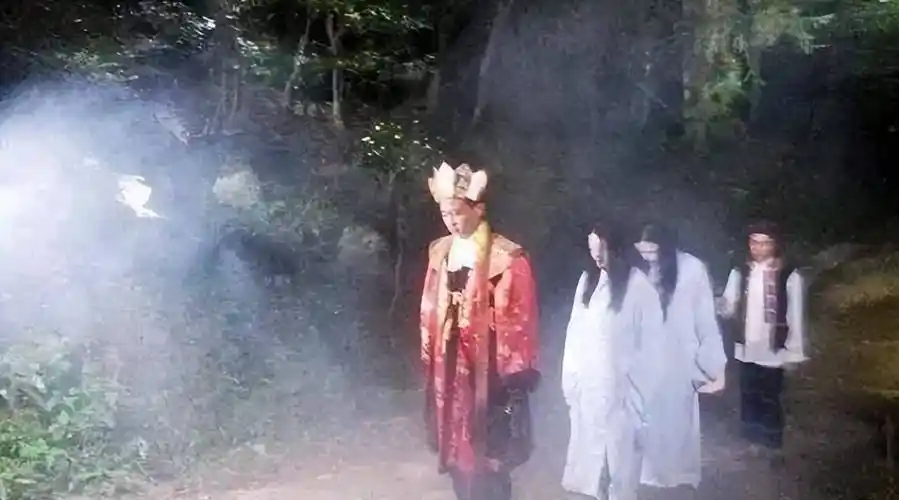 贵州背尸人以背尸背棺材为生徒手攀爬悬崖峭壁上堆满了棺材