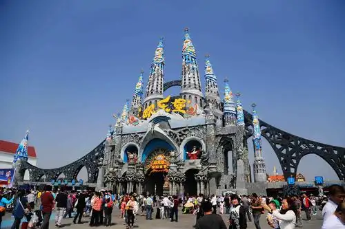 泉城欧乐堡清明客流迎高峰假期接待游客64万