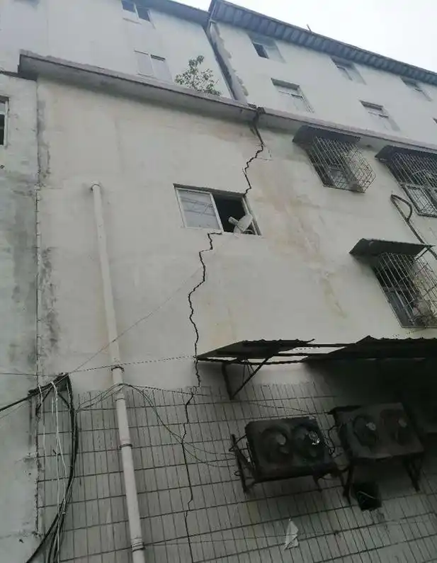 信阳浉河区五星办事处红星社区二组部分民房变危房为哪般