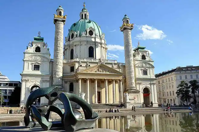 其特点是外形自由,追求动感,喜好富丽的装饰,雕刻和