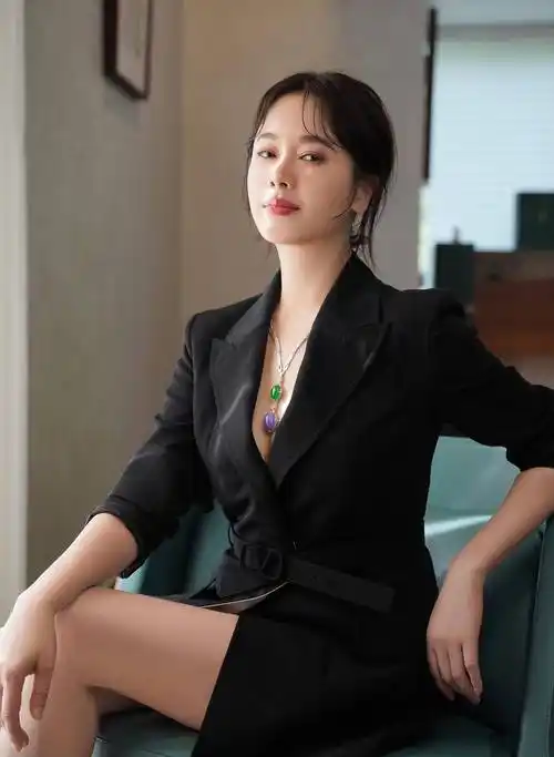 46岁魅惑尤物!左小青性感如少女,令人着迷!_女性_情感_魅力