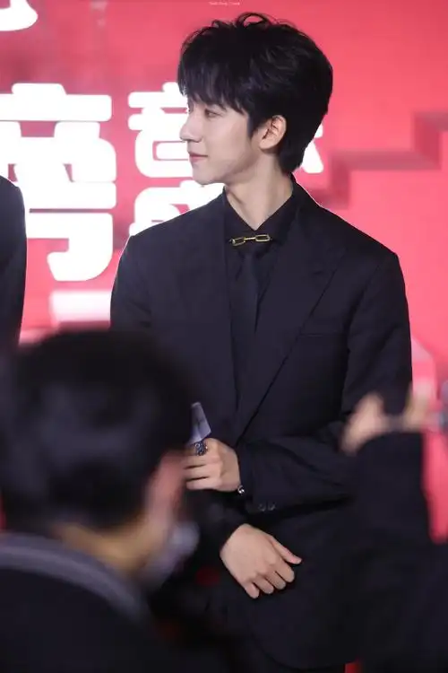 贺峻霖黑色西装造型气质好绝少年初长成期待一会舞台