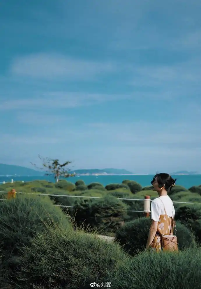 刘雯晒海边度假美照碎花长裙配牛仔裤时尚又文艺