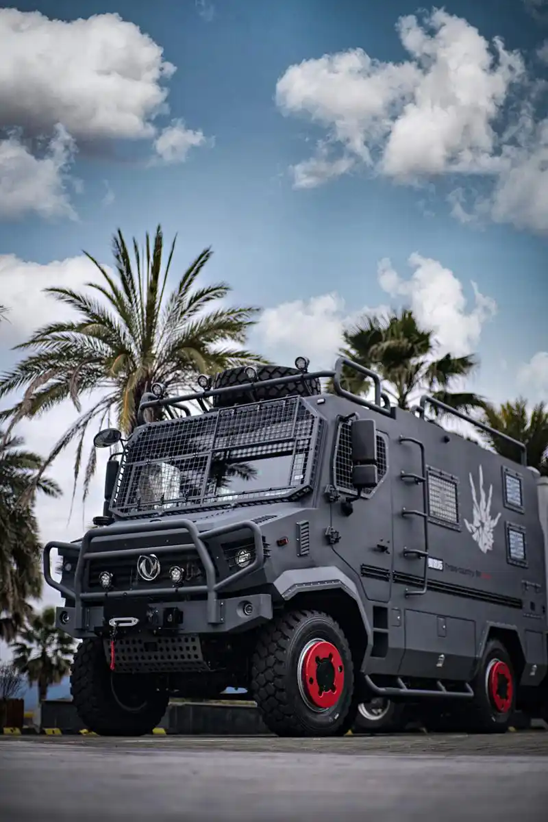 新重汽曼恩拓东风猛士甲越野房车,四驱三把锁带自动充放气!