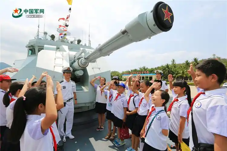 海军成立68周年,南海舰队某基地举行舰艇开放日