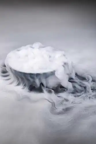 冒着烟雾的干冰 干冰