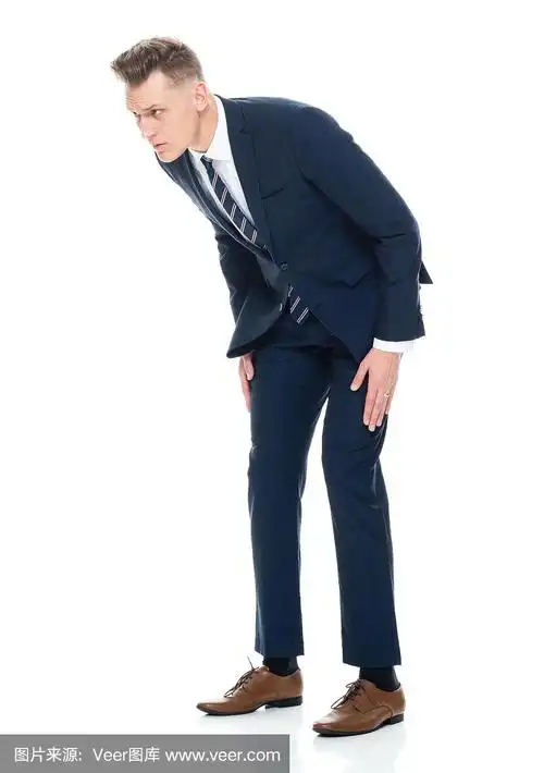 白人男性商人穿着商务服装在白色背景前鞠躬