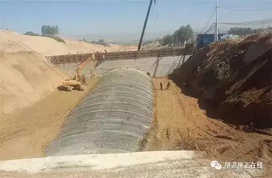 这种方法是目前应用最为广泛的方法之一,通常施做明洞和反压回填共同