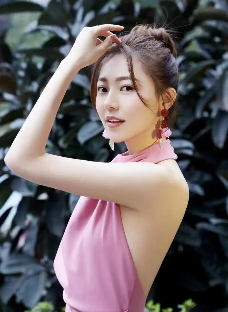 29岁黄梦莹这身材绝了丸子头发型配挂脖连衣裙显高又显瘦