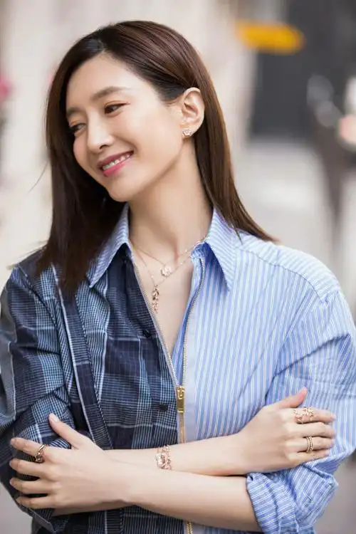 穿衬衫戴项链(穿衬衫戴项链男)