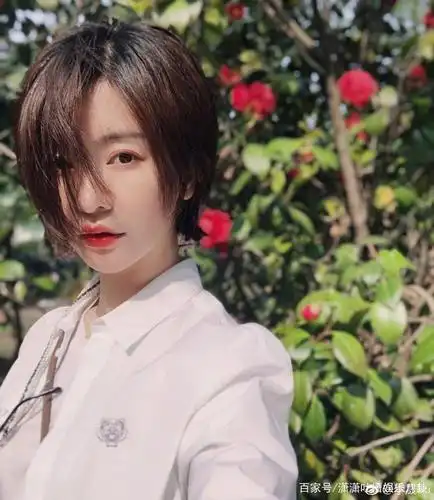 当了妈妈后的李晟开始走成熟风了