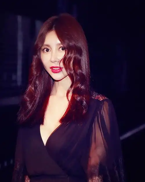 当年的胸器呢巩新亮性感低胸装狂挤事业线