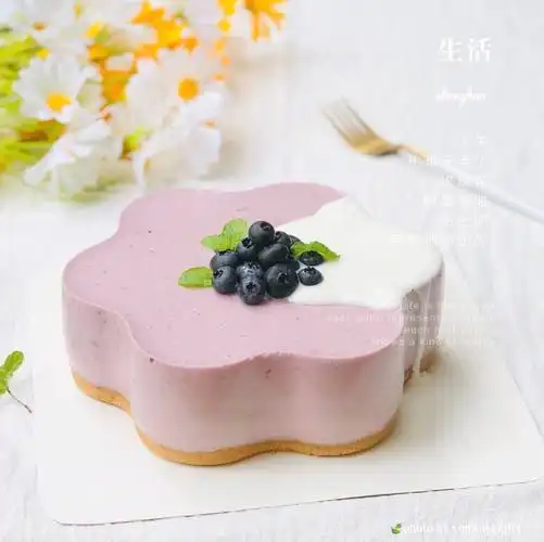 蓝莓慕斯蛋糕甜甜的,幸福甜蜜的味道.