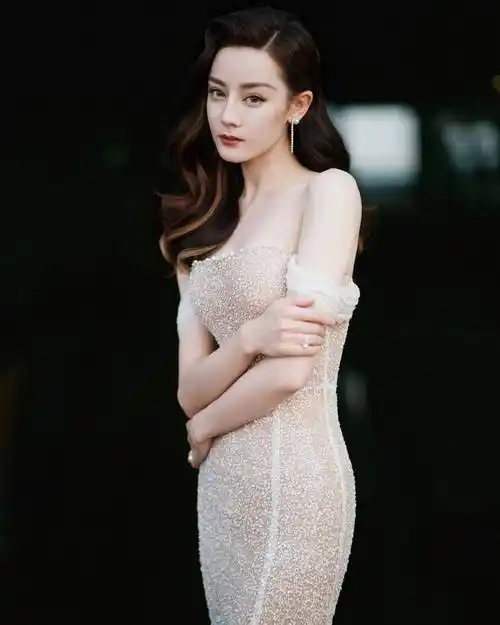 热巴穿抹胸开叉薄纱裙,俏脸成熟妩媚,微微染黄的秀发飘逸-爱读书