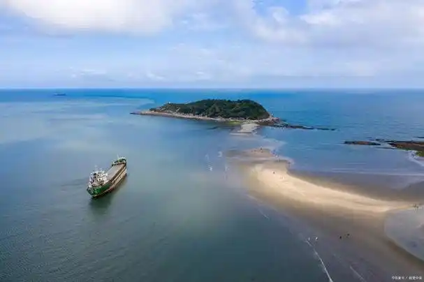 金沙湾观海长廊位于湛江市中心,交通和住宿条件十分便利.