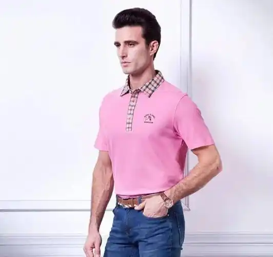男士粉色系短袖polo衫搭配什么颜色裤子与鞋子,既显时尚潮流又显独特