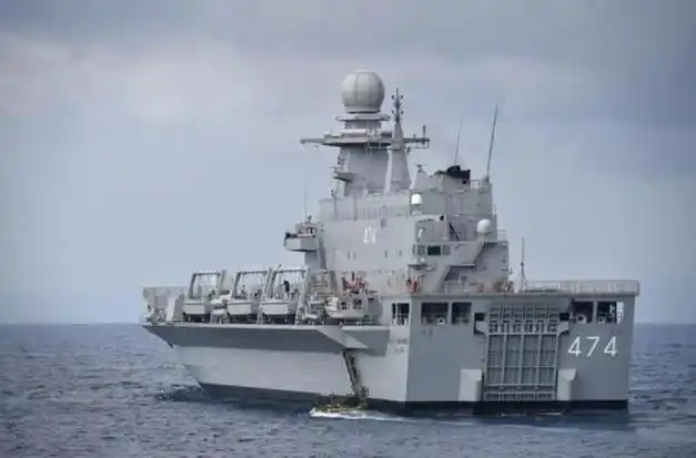 新舰种两栖船坞防空登陆舰卡拉特贝尼阿巴斯号