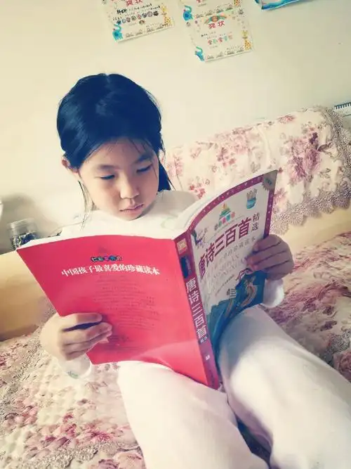 的那么多字这下可派上用场了,有时我和奶奶一起玩字卡游戏(找组词)