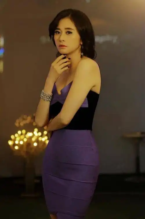 她是当年清纯水灵的钟灵20年后的何美钿成熟性感又迷人