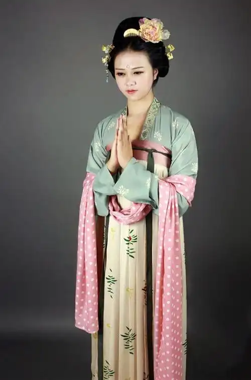 这种发髻在唐朝晚期比较流行,也叫做"鬅鬓","凤头",唐代段成式写的