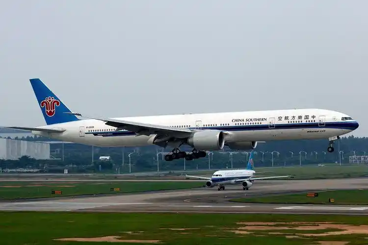 a320neo客机正在降落于北京首都国际机场南航第一架波音777-300er即将