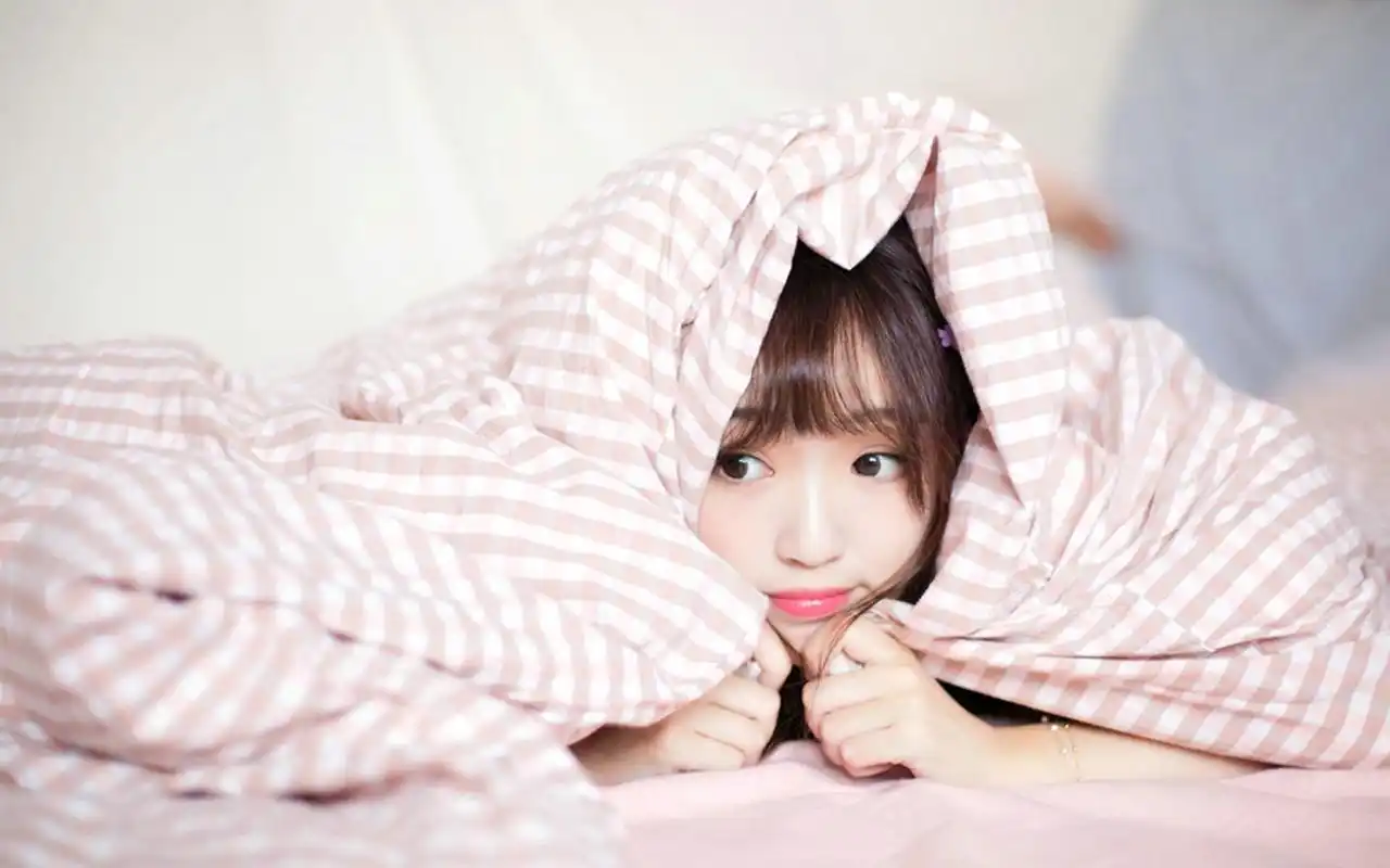 可爱俏皮小女孩闺房清纯写真高清壁纸