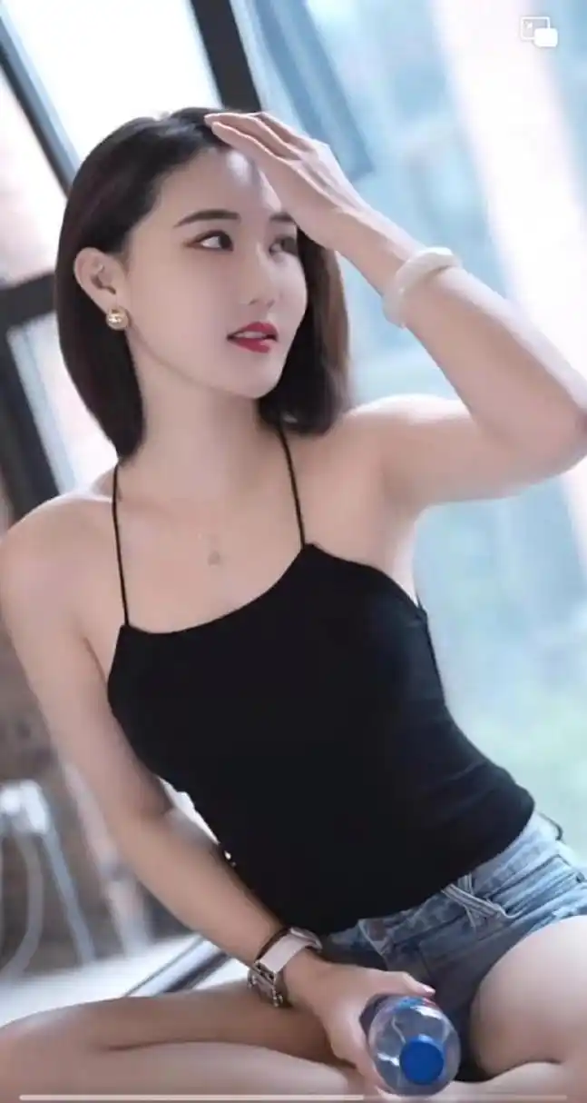 打开抖音一下又刷到了安美女,她的身材真好,可谓是魔鬼身材,她自信