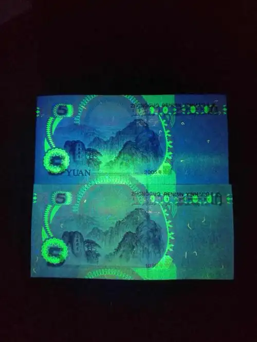 荧光很强,像蒙上了一层绿色的雾,根本不是星星点点的背绿沙所能比拟的