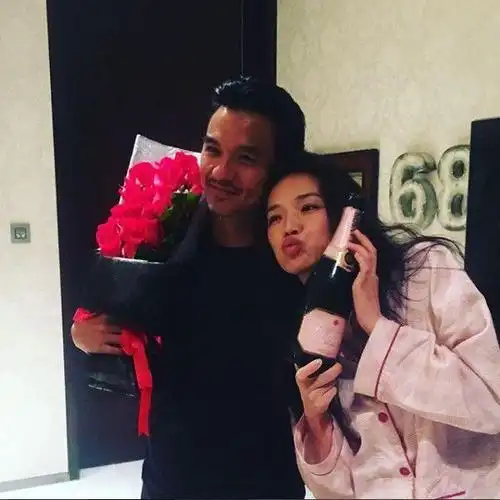 舒淇罕见秀恩爱,小鸟依人靠在冯德伦肩膀上超高甜