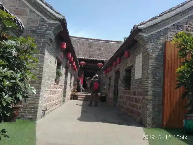 霍家大院,座北向南,高门台,走马门楼,一进三宅楼.